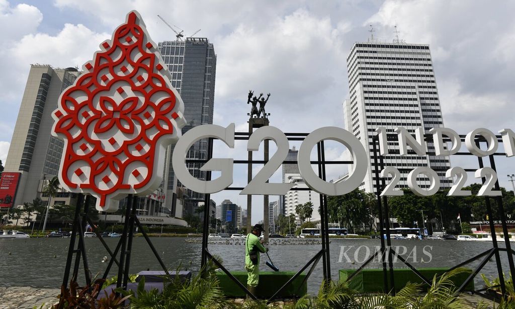Logo Presidensi G-20 Indonesia di kawasan Bundaran HI, Jakarta, Selasa (11/2/2022).