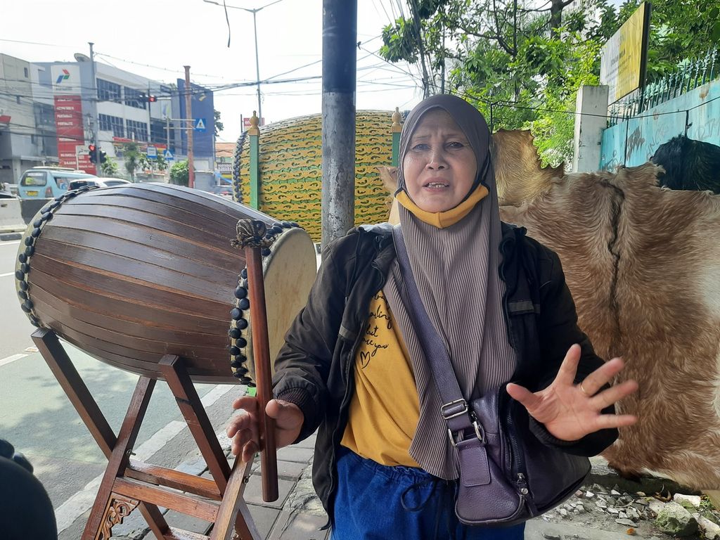 Luthfi, pedagang yang memilih menjual beduk-beduk kayu agar minim pesaing di kawasan Tanah Abang, Jakarta Pusat, Jumat (14/4/2023).
