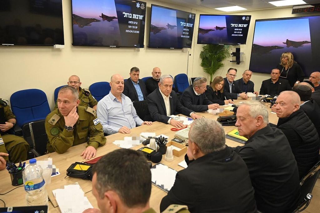 Dalam foto yang dirilis Kantor Perdana Menteri Israel pada 14 April 2024 memperlihatkan Perdana Menteri Israel Benjamin Netanyahu (tengah) dalam pertemuan Kabinet Perang di Tel Aviv, Israel. 