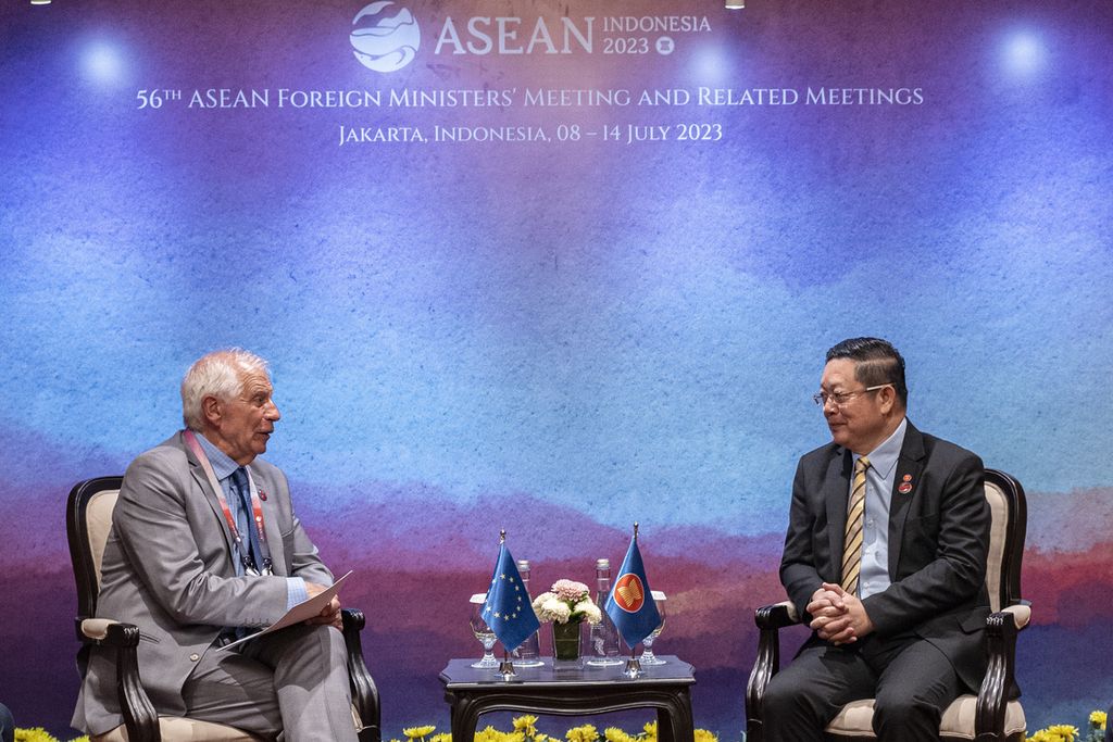 Kepala Kebijakan Luar Negeri dan Keamanan Uni Eropa Joseph Borrell Fontelles (kiri) berdialog dengan Sekretaris Jenderal ASEAN Kao Kim Hourn pada KTT ASEAN di Jakarta, 13 Juni 2023.