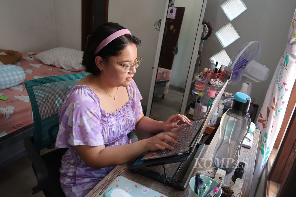 Intan Aprilia (28), seorang pekerja muda, bekerja dari rumahnya di Sudimara Pinang, Tangerang, Banten, Kamis (12/1/2023). Intan merupakan salah satu pekerja muda yang memilih kantor yang menawarkan pekerjanya bisa bekerja dari mana saja.  