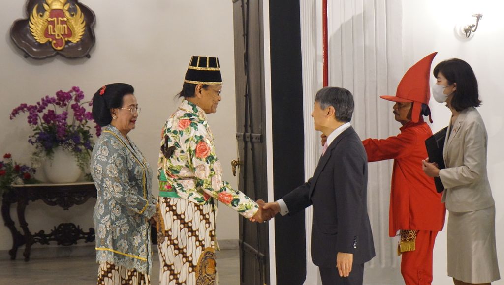 Raja Keraton Yogyakarta Sultan Hamengku Buwono X (tengah) berjabat tangan dengan Kaisar Jepang Naruhito (kiri), di Keraton Yogyakarta, Daerah Istimewa Yogyakarta, Rabu (21/6/2023). Naruhito mendapatkan jamuan hangat dari Sultan dalam kesempatan itu. Ada hiburan lain yang disuguhkan berupa tarian, musik, dan hidangan lezat.