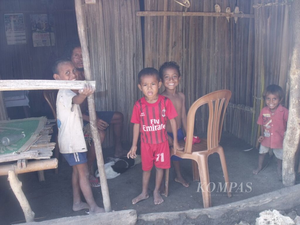 Inilah potret anak-anak usia dini di desa-desa terpencil dan terbelakang di Desa Bontuka, Kecamatan Batu Putih, Kabupaten Kupang. Mereka belum masuk PAUD karena belum ada PAUD di desa itu.