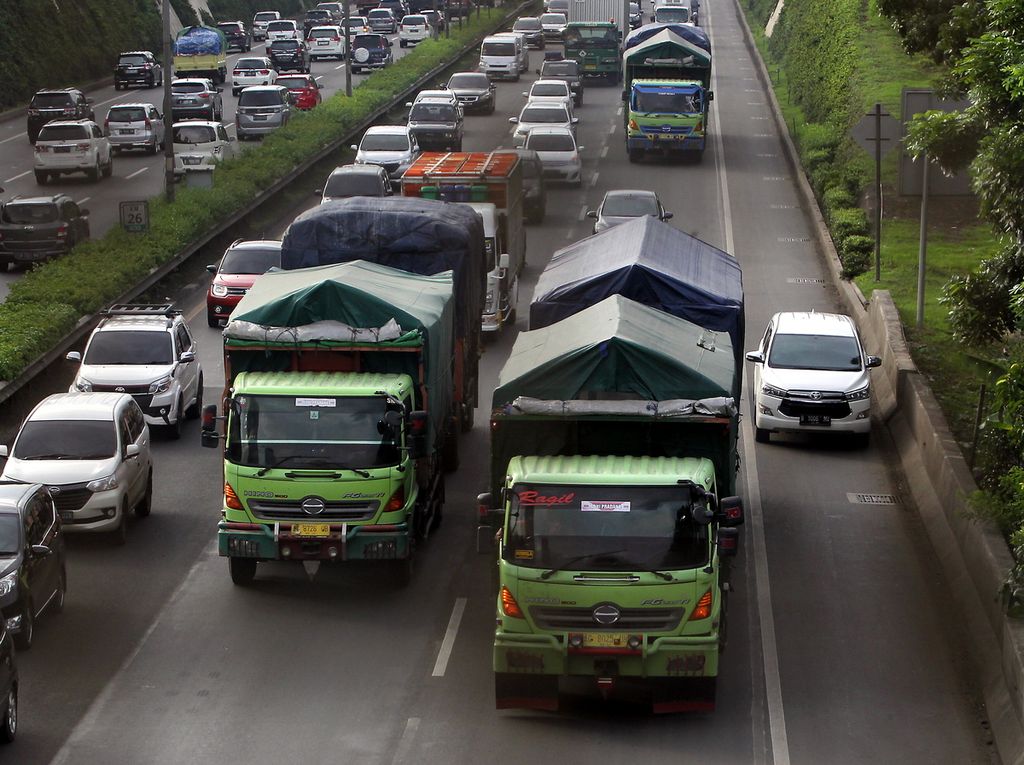 Sejumlah truk melintas di jalan tol TB Simatupang, Jakarta, Minggu (12/1/2020). Kementerian Perindustrian meminta Kementerian Perhubungan menunda rencana bebas angkutan barang kelebihan dimensi kelebihan muatan (<i>over dimension over loading</i>/ODOL). 