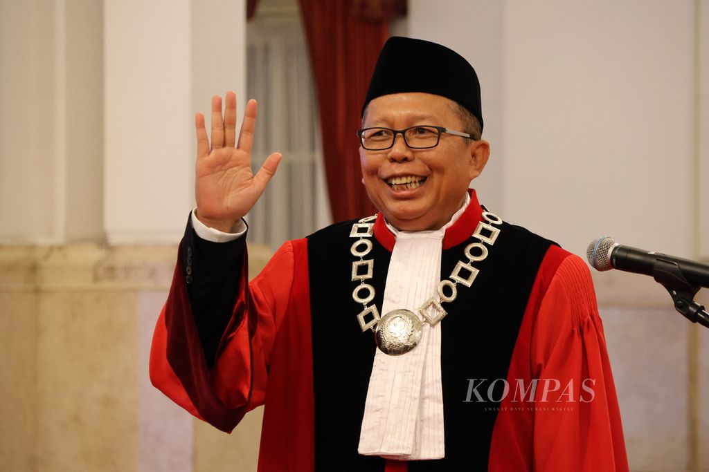 Arsul Sani bersiap mengucapkan sumpah sebagai hakim konstitusi di Istana Negara, Jakarta, Kamis (18/1/2024).