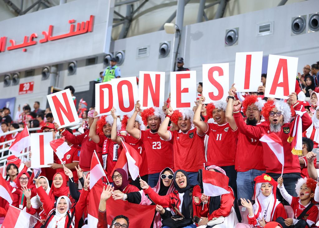 Suporter memberi dukungan saat Indonesia melawan Korea Selatan pada pertandingan perempat final Piala Asia U-23 2024 di Stadion Abdullah bin Khalifa, Doha, Qatar, Jumat (26/4/2024) dini hari WIB. Indonesia mengalahkan Korea Selatan melalui adu tendangan penalti. Kemenangan ini mengantarkan Indonesia lolos ke babak semifinal.   