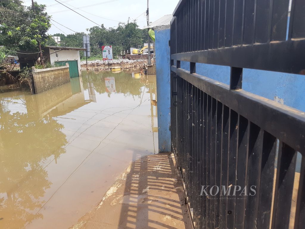 Jalan akses dari kawasan Pasir Putih, Sawangan, menuju Jalan Bulak Barat, Kecamatan Cipayung, Kota Depok, Jawa Barat, terendam banjir dengan ketinggian hingga 1,5 meter, Senin (29/4/2024). 