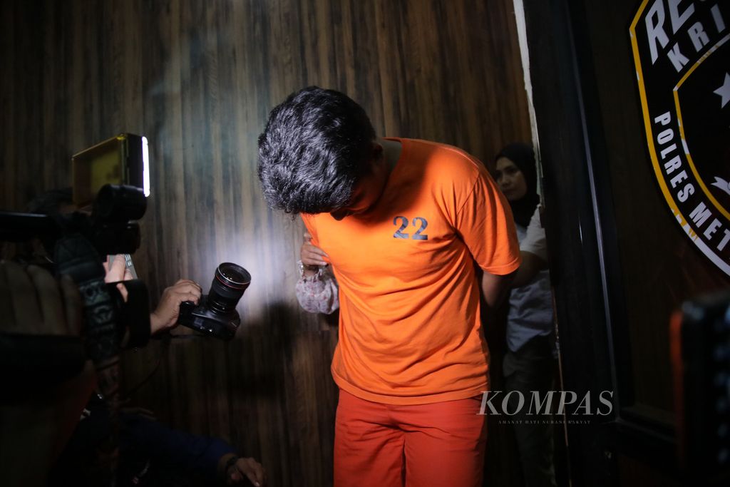 Petugas membawa Shane Lukas Rotua Pangondian Lumbantoruan, salah satu tersangka tindak kekerasan kepada Cristalino David Ozora alias David, di Mapolres Metro Jakarta Selatan, Jumat (24/2/2023). 