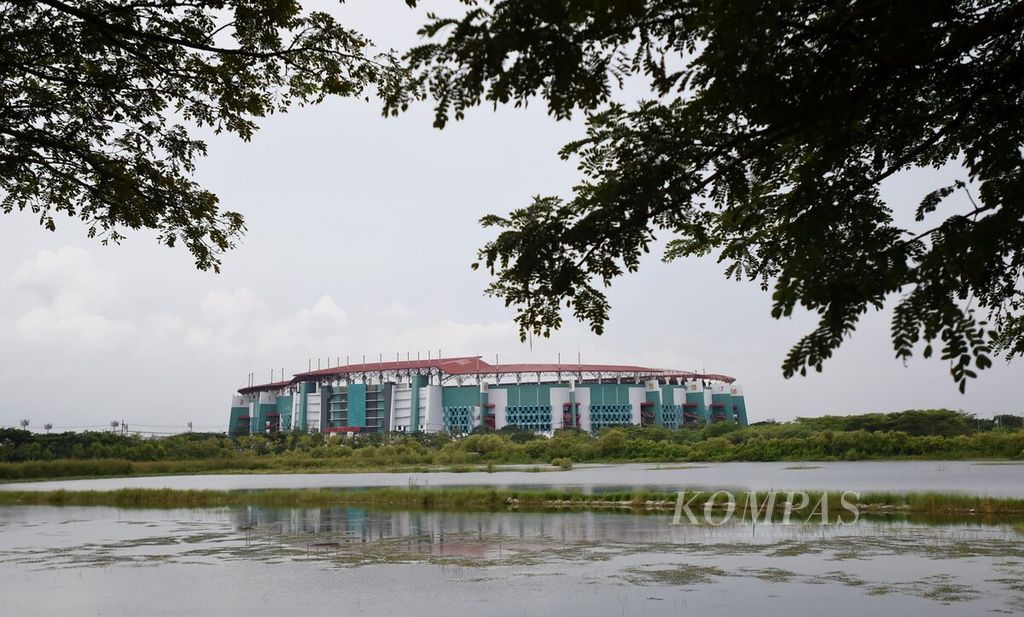 Stadion Gelora Bung Tomo di tengah persiapan sebagai tempat penyelenggaraan Piala Dunia U-20, Surabaya, Jawa Timur, Selasa (28/3/2023). Sejumlah persiapan masih terus dilakukan di stadion yang akan menjadi salah satu tempat penyelenggaraan Piala Dunia U-20 tersebut meski FIFA akhirnya mencabut status Indonesia sebagai tuan rumah.