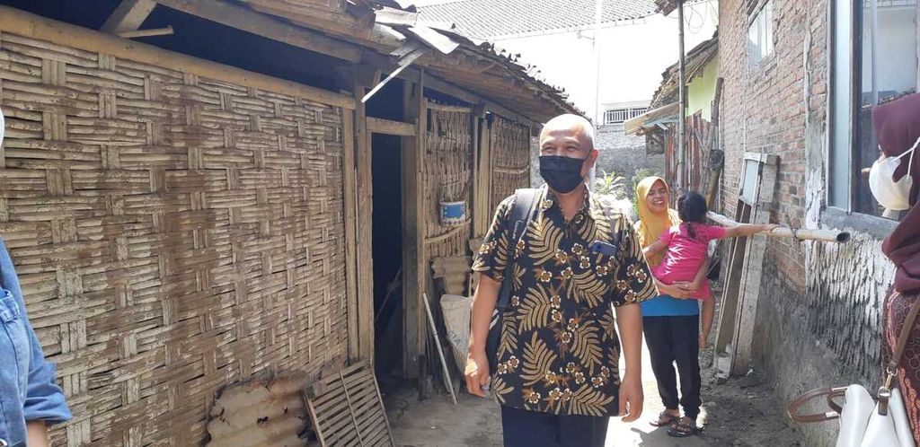 Fahrudin keliling Desa Pucungrejo untuk sosialisasi jamban sehat pada September 2021.