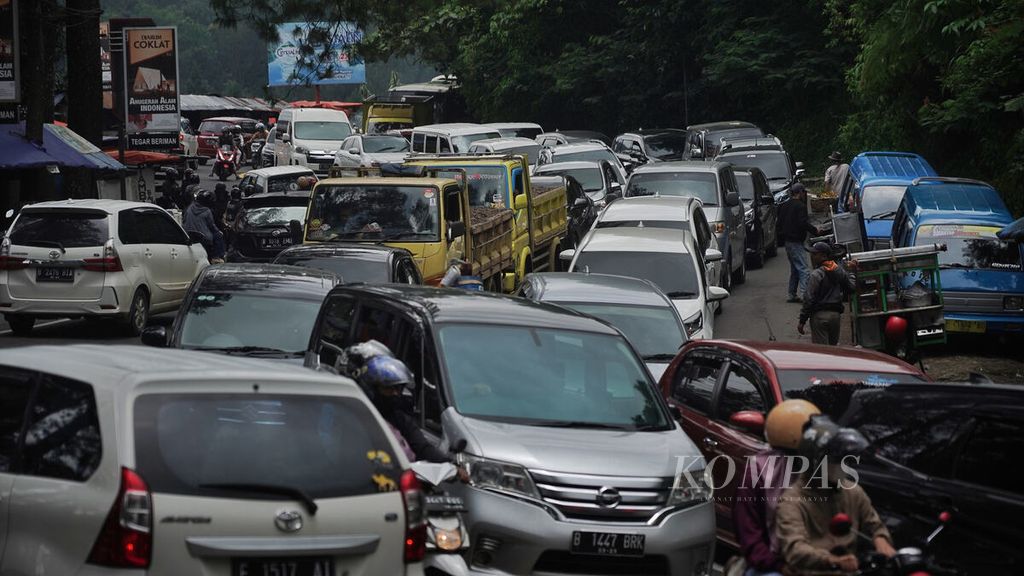 Deretan kendaraan wisatawan memadati Jalan Raya Puncak, Kabupaten Bogor, Jawa Barat, Sabtu (18/2/2023). 