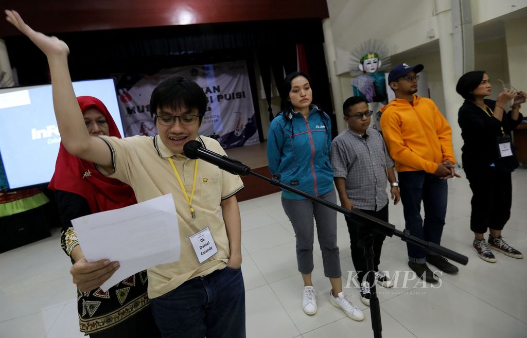 Peserta berlatih membawakan puisi saat mengikuti pelatihan musikalisasi puisi di Gedung Aki Tirem, Pusat Pelatihan Seni Budaya (PPSB), Tanjung Priok, Jakarta, Jumat (3/3/2023). 