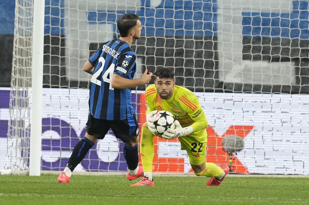 Kiper Arsenal, David Raya (kanan), melakukan penyelamatan saat melawan Atalanta pada laga Liga Champions di Stadion Gewiss, Bergamo, Italia, Jumat (20/9/2024) dini hari WIB. Laga berakhir imbang 0-0.