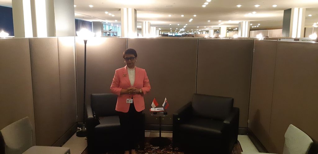 Menteri Luar Negeri RI Retno Marsudi menunggu mitranya untuk pertemuan bilateral di salah satu bagian di Markas Besar PBB, New York, Amerika Serikat, Senin (18/9/2023).