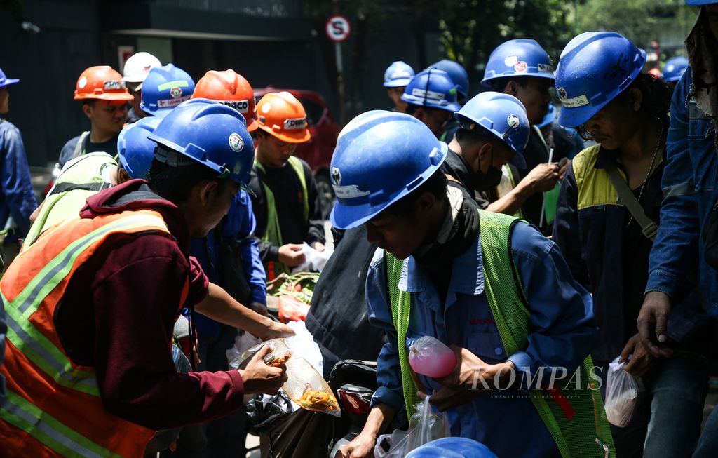 Para pekerja berbelanja makan siang di sekitar proyek properti di kawasan Setiabudi, Jakarta, Selasa (10/10/2023). Berdasarkan data Badan Pusat Statistik (BPS), rata-rata upah buruh dari Februari 2022 ke Februari 2023 naik 1,80 persen, dari Rp 2,89 juta menjadi Rp 2,94 juta. 