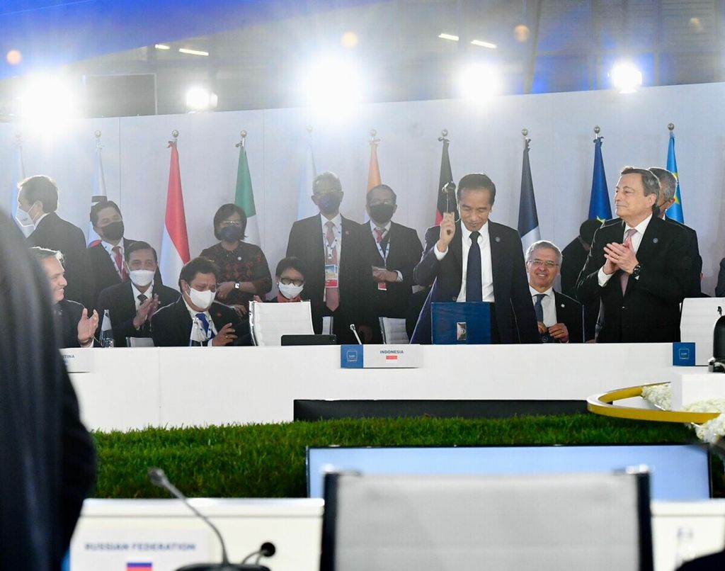 Presiden Joko Widodo mengetukkan palu seusai menerima keketuaan atau Presidensi G-20 pada sesi penutupan Konferensi Tingkat Tinggi (KTT) G-20 di La Nuvola, Roma, Italia, Minggu (31/10/2021).
