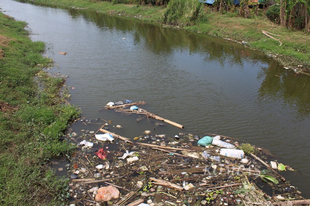 Potret Sungai Ciwaringin di Desa Sibubut, Kecamatan Gegesik, Kabupaten Cirebon, Jawa Barat, Rabu (2/8/2023). 
