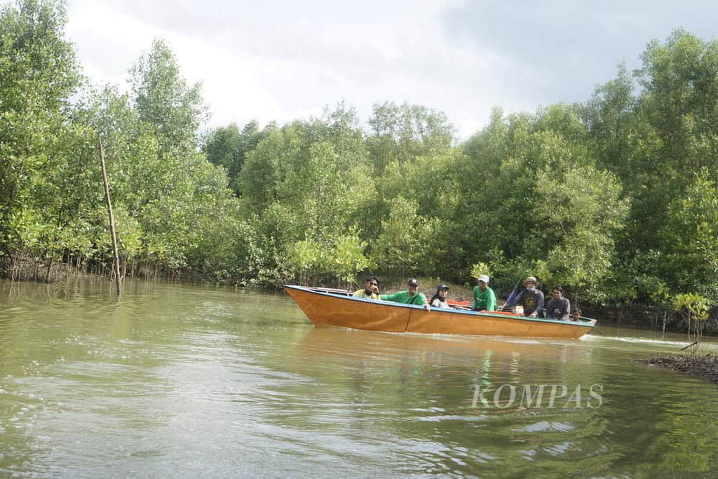 Kelompok Tani Hutan Muara Adang Indah menyusuri hutan mangrove untuk memantau perkembangan mangrove yang mereka tanam di sekitar Teluk Adang, Desa Muara Adang, Kecamatan Long Ikis, Kabupaten Paser, Kalimantan Timur, Rabu (15/2/2023).