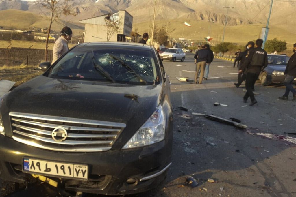 Foto yang dirilis kantor berita Iran, <i>Fars News Agency</i>, 27 November 2020, ini memperlihatkan mobil yang ditumpangi ilmuwan nuklir Iran Mohsen Fakhrizadeh berlubang di bagian kaca dan bodi setelah ditembaki peluru tajam. Fakhrizadeh tewas dalam kejadian itu.  