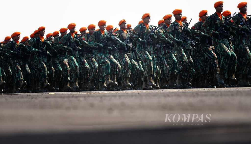 Barisan prajurit Komando Pasukan Gerak Cepat dalam defile acara puncak peringatan HUT Ke-77 TNI Angkatan Udara di Pangkalan TNI AU Halim Perdanakusuma, Jakarta, Minggu (9/4/2023). 