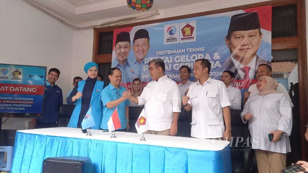 Sekjen Partai Gelora Indonesia Mahfudz Siddiq (kedua dari kiri) berjabat tangan dengan Sekjen Gerindra Ahmad Muzani seusai pertemuan di Kantor Pusat Media Partai Gelora di Jakarta, Sabtu (19/8/2023). 