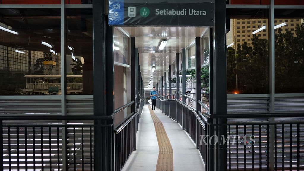 Lorong penghubung menuju halte Transjakarta di Halte Terintegrasi Setiabudi Utara di Kuningan, Jakarta, Jumat (31/3/2023). Halte Terintegrasi Setiabudi Utara ini merupakan satu dari lima halte lain yang terintegrasi antara stasiun LRT dan halte Transjakarta. 