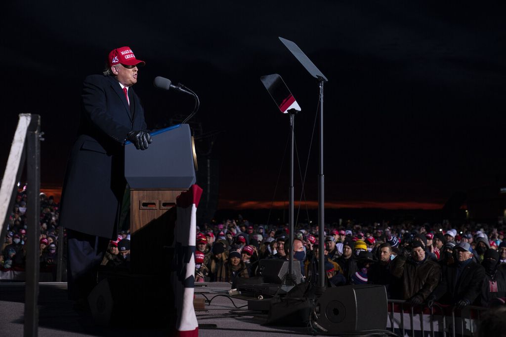 Presiden AS Donald Trump berbicara dalam kampanye terbuka Make America Great Again di Bandara Cherry Capital di Traverse, Michigan, AS, Senin (2/11/2020). 