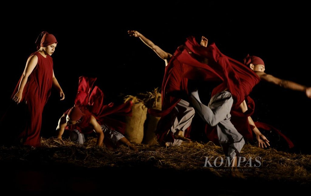 Pertunjukan <i>Jarum dalam Jerami</i> karya koreografer Hartati dipentaskan dalam Jakarta International Contemporary Dance Festival (Jicon) di Graha Bhakti Budaya, Taman Ismail Marzuki, Jakarta, Jumat (16/12/2022) malam. 