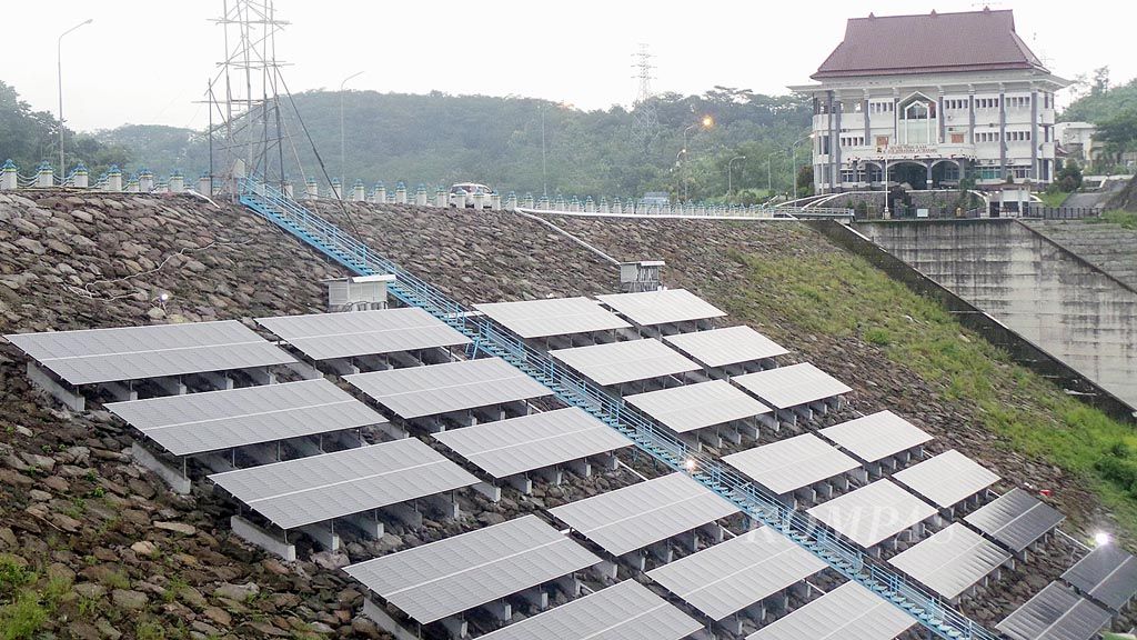 Panel surya terpasang di Waduk Jatibarang, Kota Semarang, Jawa Tengah, Kamis (4/1). Waduk Jatibarang dengan kapasitas 20,4 juta meter kubik, dipasang 936 panel surya yang dapat menghasilkan listrik 300 kilowatt-peak (kWp) atau dikonversi menjadi 290.000 kilowatt-jam (kWh) per tahun. Pemanfaatan listrik untuk kebutuhan operasional waduk.