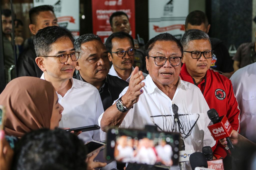 Ketua Umum Partai Hanura Oesman Sapta Odang (tengah) bersama Sekjen PDI-P Hasto Kristiyanto (kanan) dan Ketua TPN Arsjad Rasjid (kiri) menjawab pertanyaan wartawan seusai pertemuan di Gedung High End, Jakarta, Kamis (15/2/2024). Pertemuan Ketua Umum PDI-P Megawati Soekarnoputri bersama pasangan capres-cawapres Ganjar-Mahfud dan petinggi TPN tersebut membahas evaluasi dan laporan temuan dugaan kecurangan pemilu dari sejumlah daerah. 