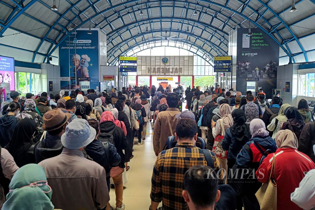 Antrean penumpang KRL saat akan keluar dari Stasiun Palmerah, Jakarta, Rabu (15/3/2023). 