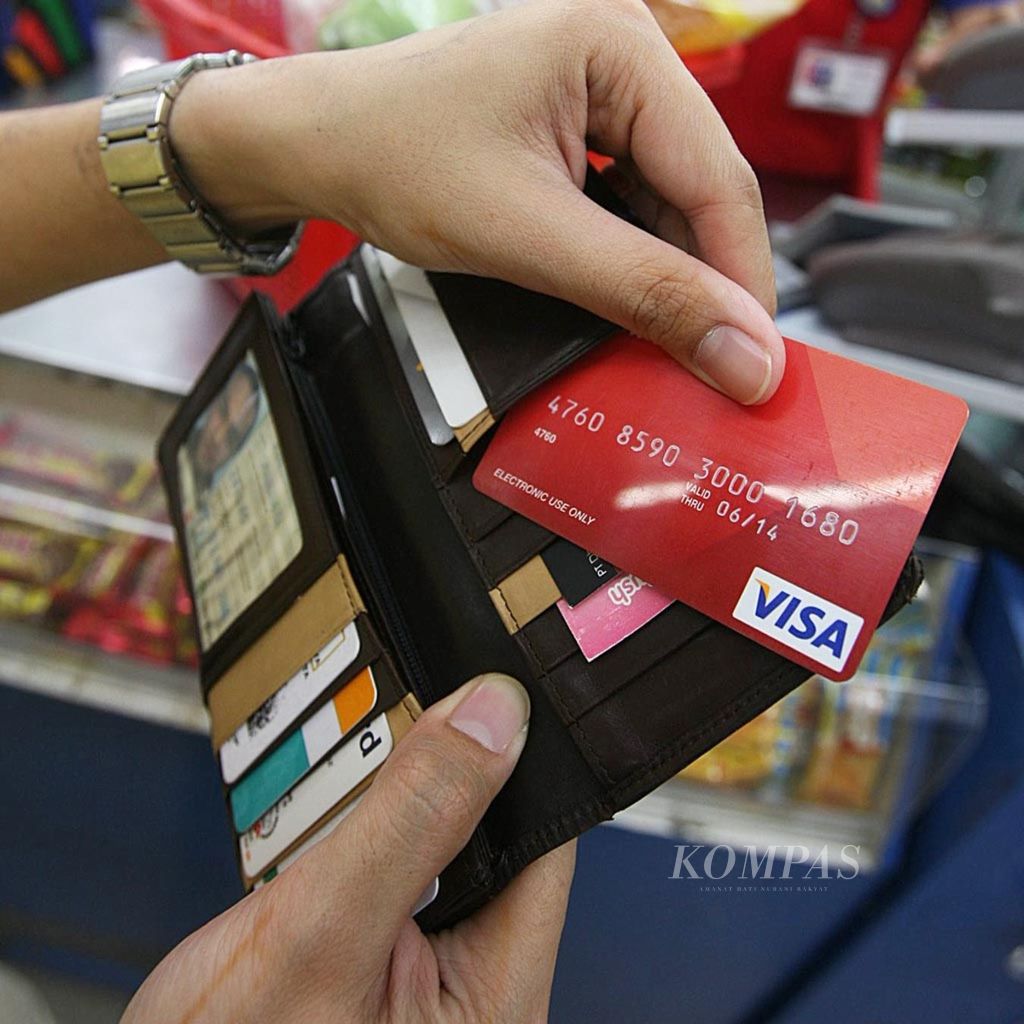 Kartu kredit dipergunakan sebagai alat pembayaran nontunai di Gerai Indomaret, Plaza Bapindo, Jakarta, beberapa waktu lalu.
