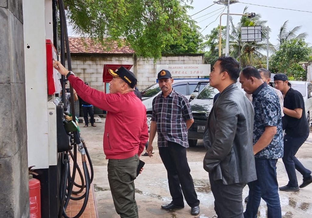 Penjabat Bupati Jepara Edy Supriyanta mengecek stok bahan bakar minyak di stasiun pengisian bahan bakar untuk umum di Karimunjawa, Jepara, Jawa Tengah, Sabtu (31/12/2022). Di Karimunjawa, kelangkaan BBM dikeluhkan warga terjadi sejak sepuluh hari terakhir.