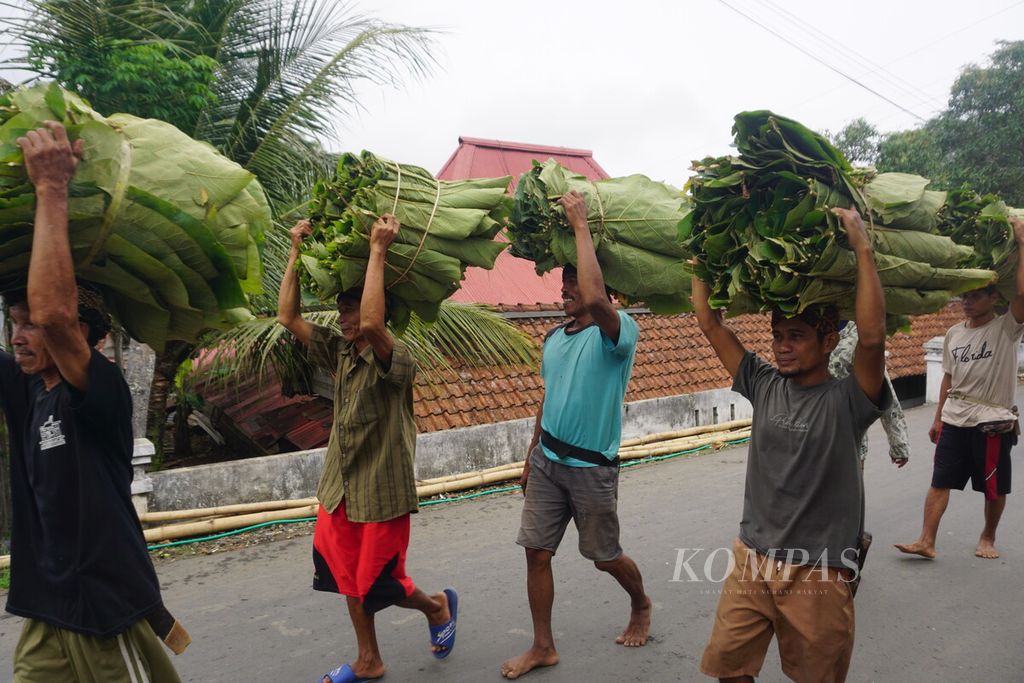 Masyarakat adat Bonokeling membawa daun jati untuk acara Perlon Besar dengan mengurbankan 15 kambing di Desa Pekuncen, Jatilawang, Banyumas, Jawa Tengah, Kamis (6/7/2023).