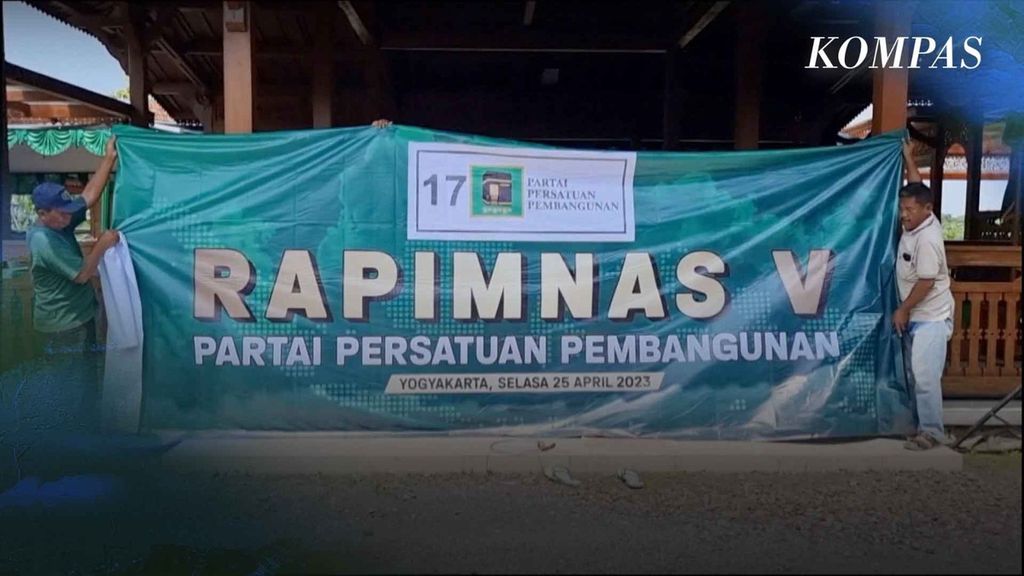 Several workers put up a PPP Rapimnas billboard in Yogyakarta, Monday (24/4/2023). The PPP's prospective presidential candidate for the 2024 presidential election will be decided at the PPP National Leadership Meeting (Rapimnas) in Sleman, Yogyakarta on Tuesday (26/4/2023).