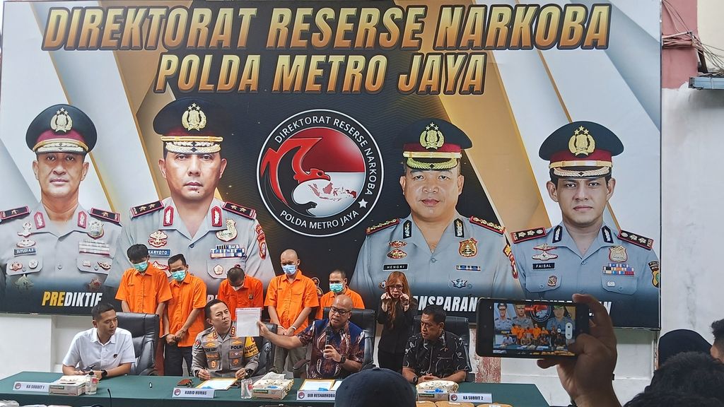 Direktur Reserse Narkoba Polda Metro Jaya menunjukkan barang bukti LSD saat pengungkapan kasus narkoba di halaman Gedung Direktorat Reserse Narkoba Polda Metro Jaya, Jumat (15/3/2024).