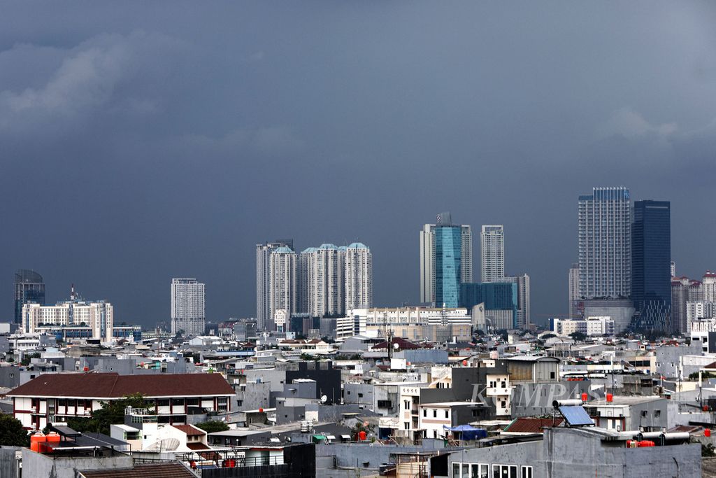 Awan hitam bergelayut di langit Jakarta jelang hujan, Kamis (9/6/2022). Hal ini dipengaruhi La Nina.