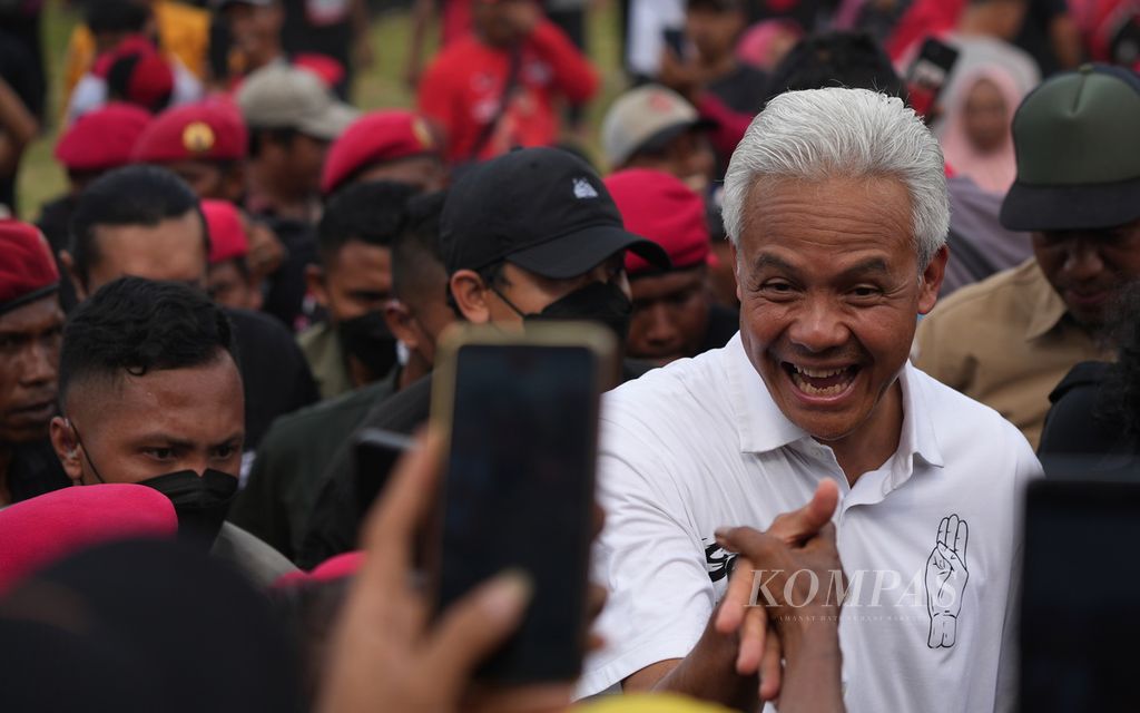 Calon presiden nomor urut 3, Ganjar Pranowo, menyapa pendukungnya dalam kampanye rapat terbuka Pemilihan Presiden 2024 di Lapangan Ciawigebang, Kuningan, Jawa Barat, Sabtu (27/1/2024). 