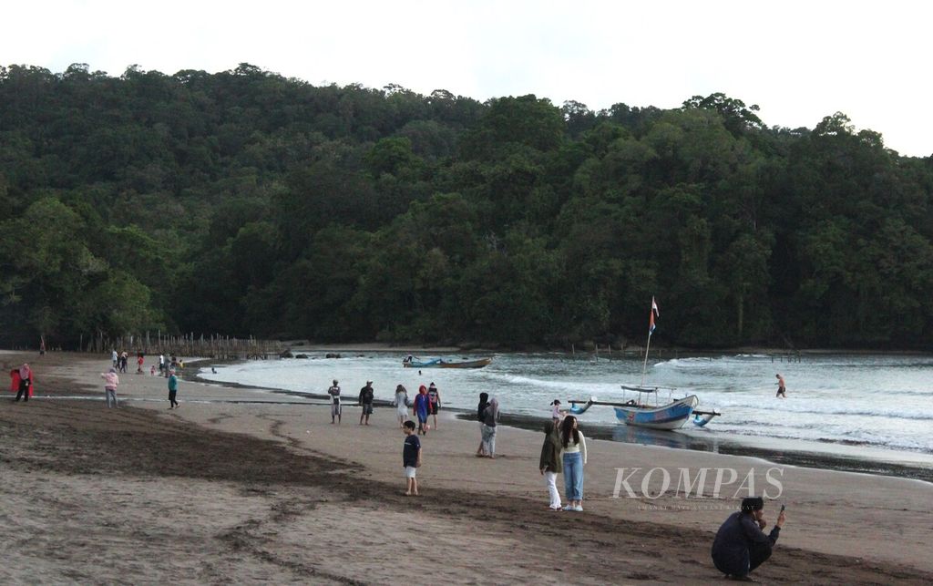 Suasana sore di pantai barat Pangandaran, Jawa Barat, Senin (8/8/2022). 