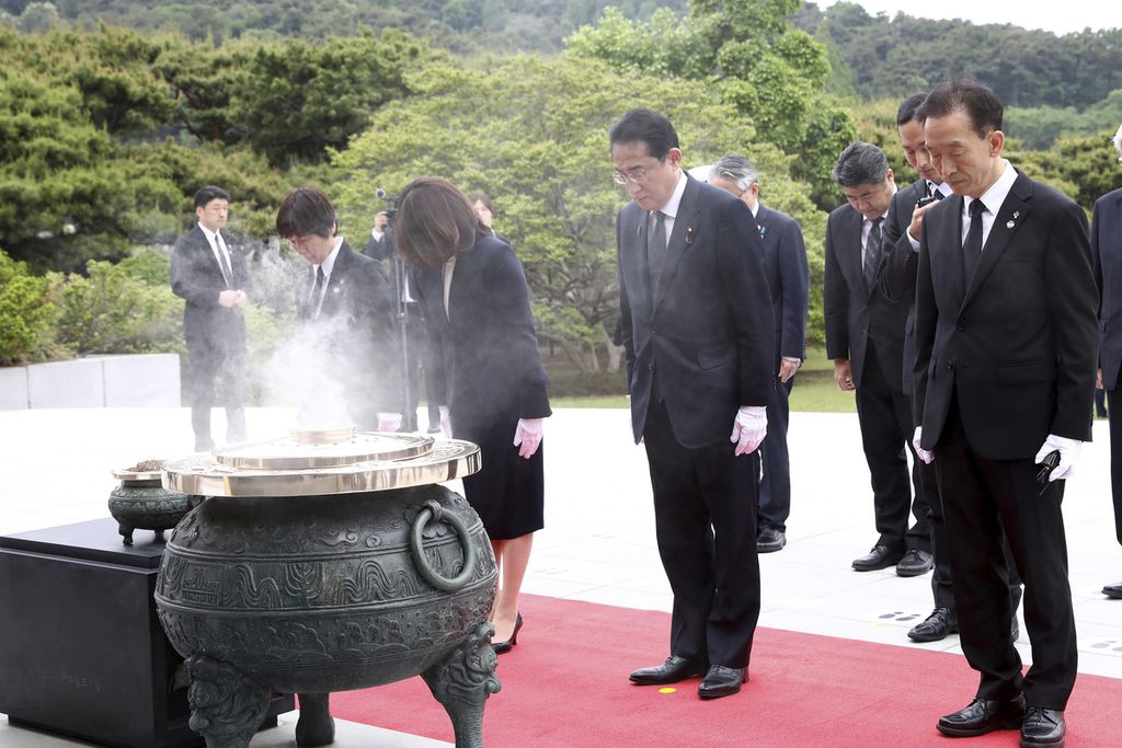 Perdana Menteri Jepang Fumio Kishida (kanan tengah) dan istrinya, Yuko (kiri tengah), memberikan penghormatan saat berkunjung ke Pemakaman Nasional di Seoul, Korea Selatan, Minggu (7/5/2023). 