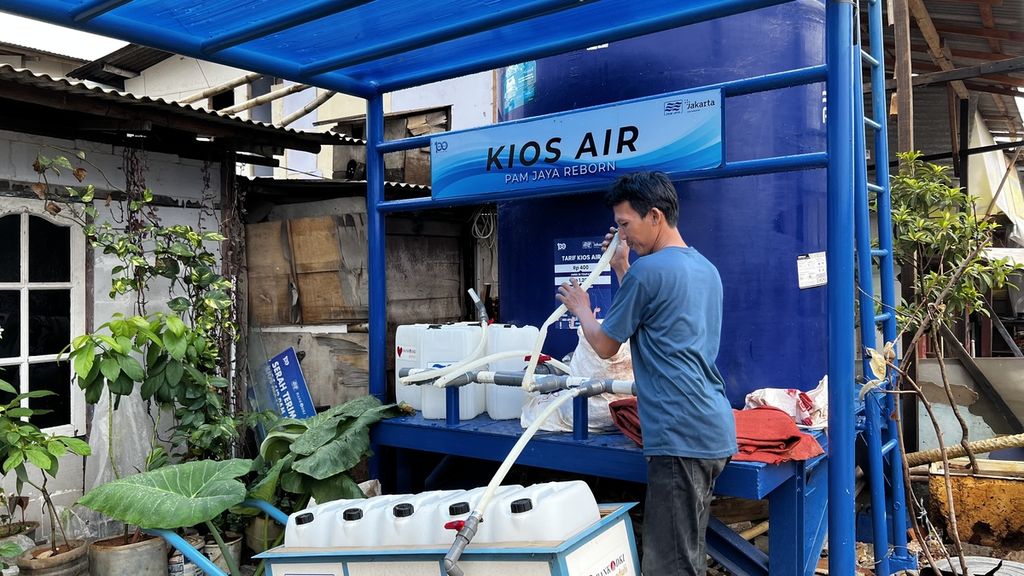 Warga saat melakukan isi ulang air di Kios Air, Blok Empang, Penjaringan, Jakarta Utara, Kamis (17/11/2022)