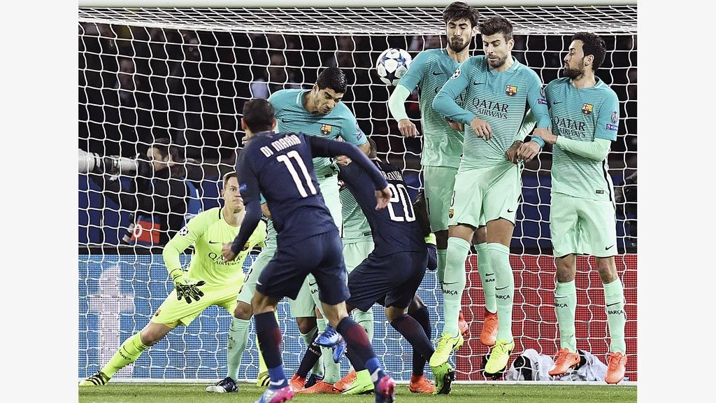 Gelandang kreatif  Paris Saint-Germain, Angel Di Maria (11), mengeksekusi tendangan bebas yang menjadi gol pertama PSG yang menundukkan Barcelona, 4-0, pada laga pertama babak 16 besar Liga Champions di Stadion Parc des Princes, Paris, Selasa (14/2).