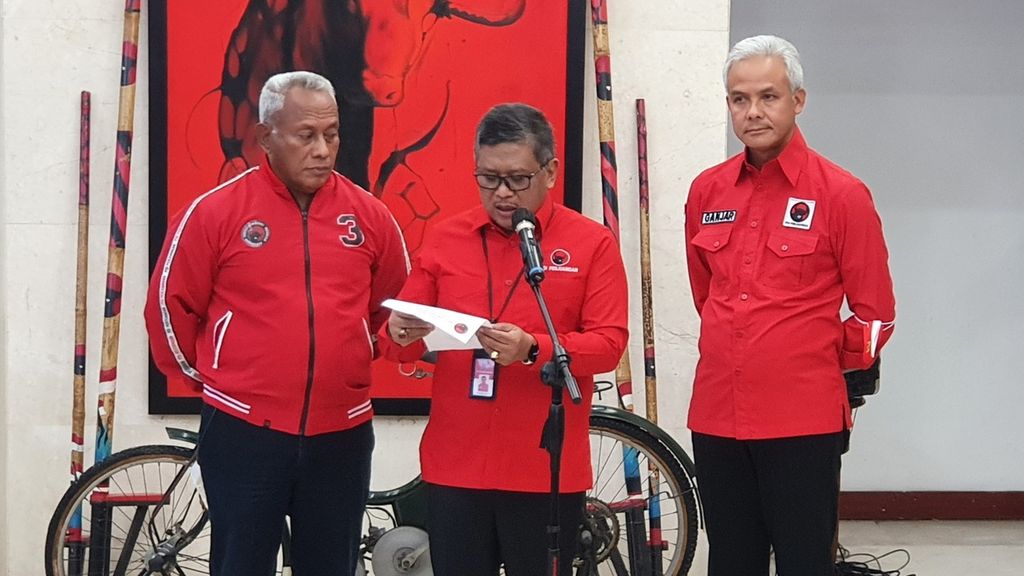 Dari kiri ke kanan; Ketua DPP PDI-P Komarudin Watubun, Sekjen PDI-P Hasto Kristiyanto, dan kader PDI-P Ganjar Pranowo, di Kantor DPP PDI-P, Jalan Diponegoro, Jakarta Pusat pada Senin (24/10/2022). 