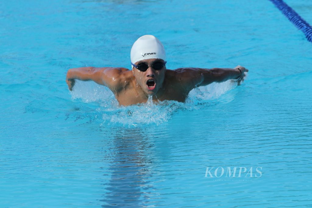 Atlet renang paralimpiade klasifikasi S14 atau tuna grahita Aldi Tri Septian berlatih di kolam renang Jatidiri, Semarang, Jawa Tengah, Rabu (27/7/2022). Aldi dan 47 atlet difabel lainnya akan membela tim Merah Putih dalam ASEAN Para Games 2022 yang berlangsung pada 30 Juli-6 Agustus.