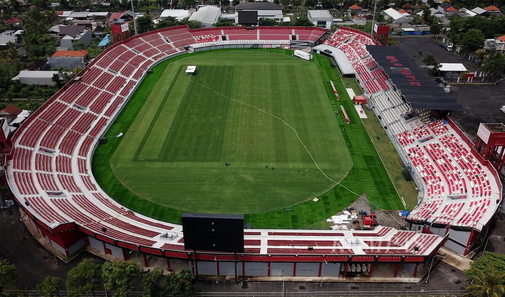 Foto udara Stadion Kapten I Wayan Dipta di Gianyar, Bali, Senin (3/4/2023). Proses renovasi stadion yang semula disiapkan untuk lokasi penyelenggaraan Piala Dunia U-20 2023 tersebut telah memenuhi standar yang ditetapkan FIFA dalam tiga kali inspeksi stadion. 