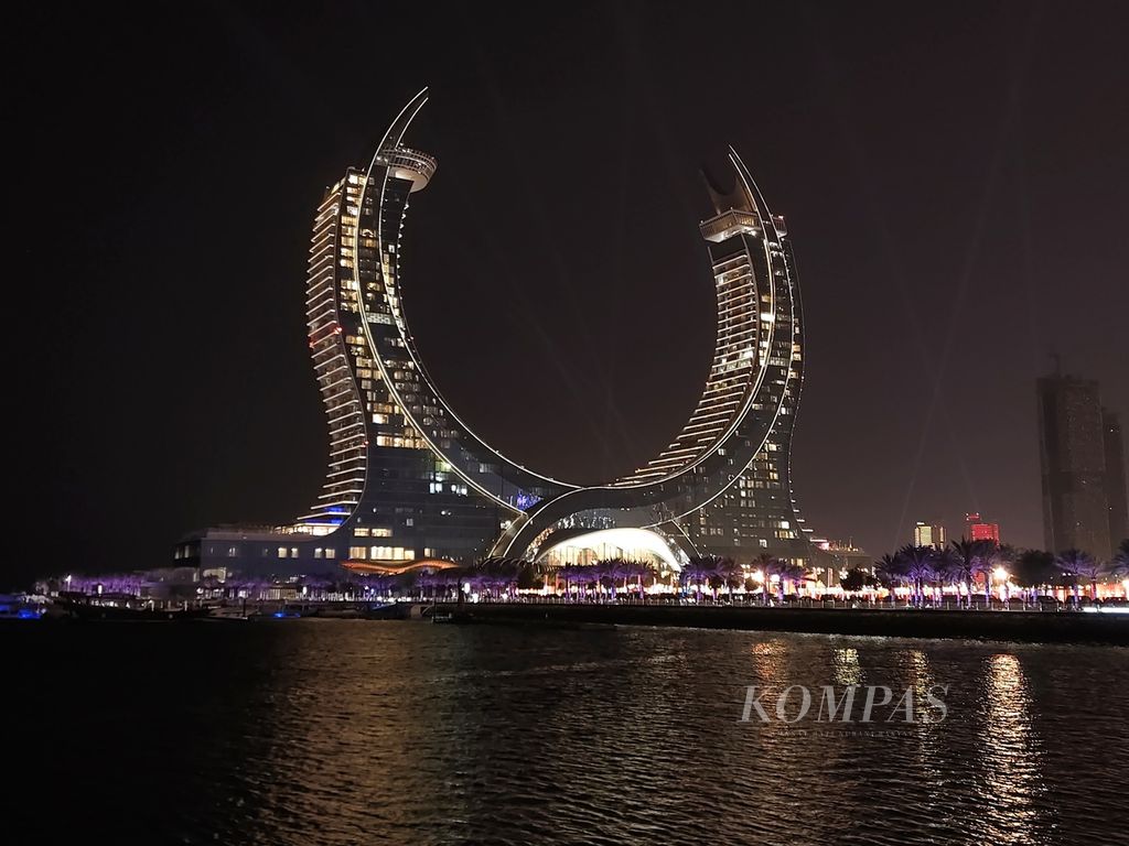 Panorama Menara Katara yang berada di Lusail, Qatar, Sabtu (17/12/2022). Menara itu adalah hotel bintang enam pertama di Qatar.