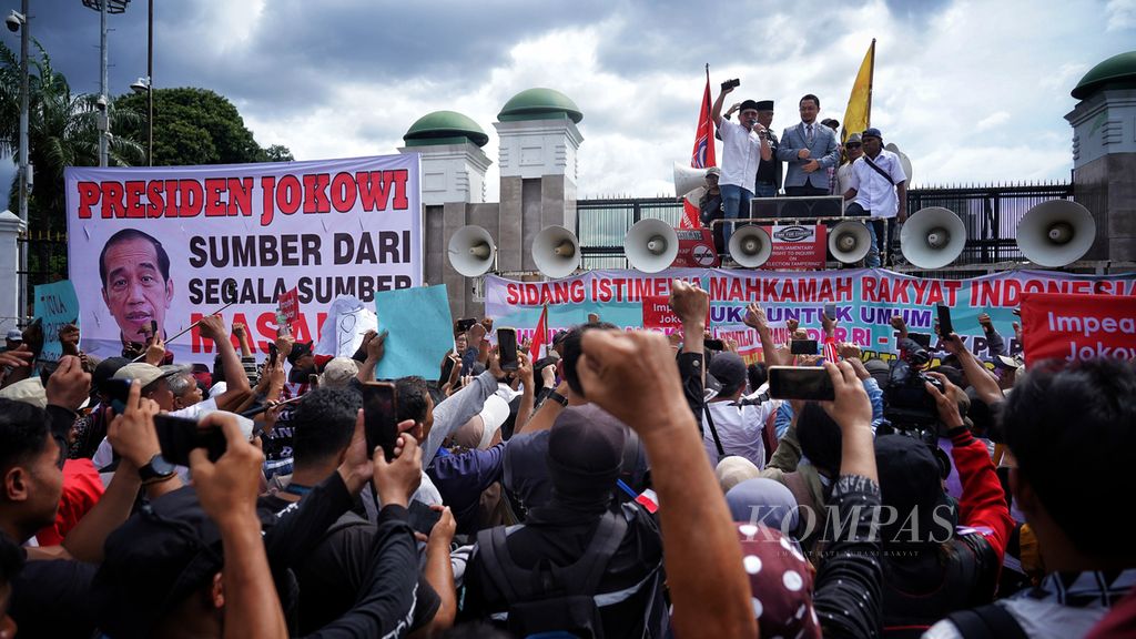 Demonstrasi menuntut DPR untuk menggelar hak angket terkait Pemilu 2024 di depan Gedung DPR, Jakarta, Selasa (5/3/2024). 