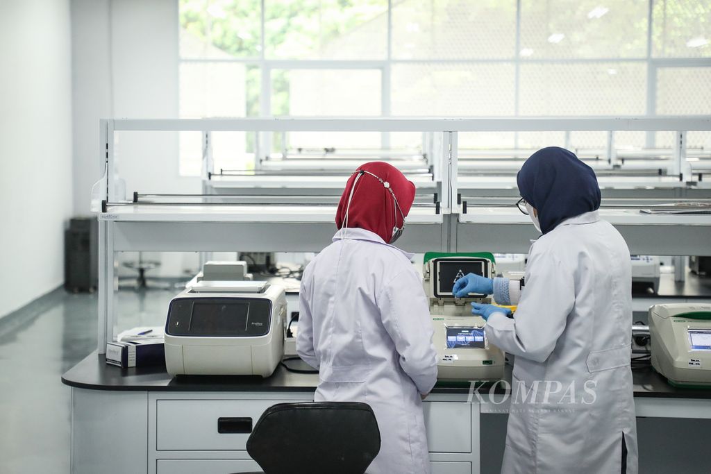 Aktivitas perempuan peneliti di Laboratorium Genomik Badan Riset dan Inovasi Nasional (BRIN) di Kawasan Sains dan Teknologi (KST) Soekarno, Cibinong, Bogor, Jawa Barat, Rabu (5/7/2023). 