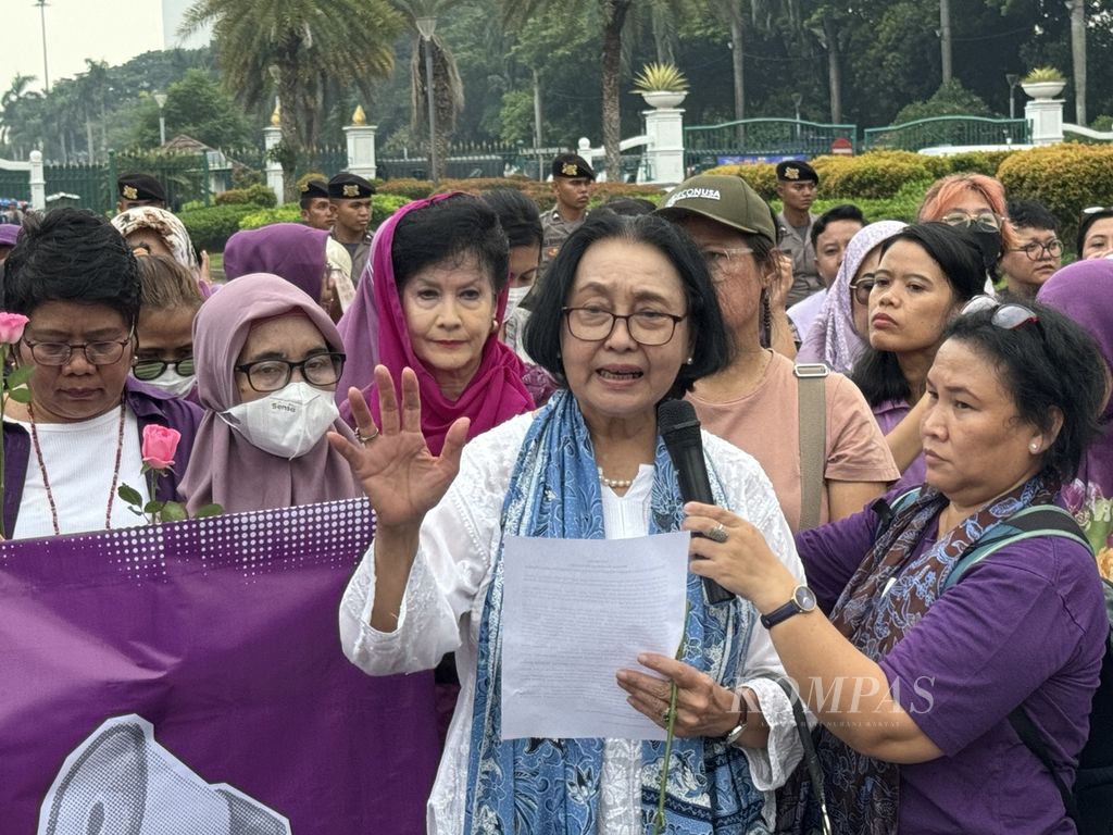 Lima hari menjelang pemilu, hari ini, Jumat (9/2/2024) pagi, sekitar seratusan perempuan aktivis dari berbagai organisasi menggelar ”Mimbar Demokrasi Perempuan” di sekitar Bundaran Patung Kuda, Jakarta.