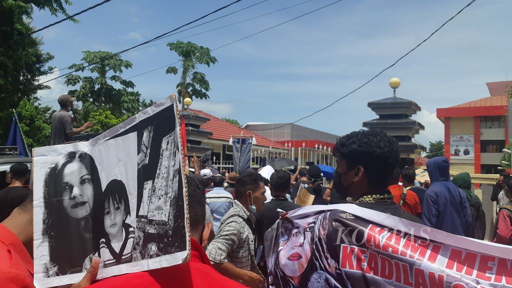 Aksi unjuk rasa di depan Markas Polda NTT pada 23 Desember 2021. Massa aksi tersebut menuntut penegakan hukum yang adil terhadap pembunuhan Astri Manafe dan anaknya, Lael.